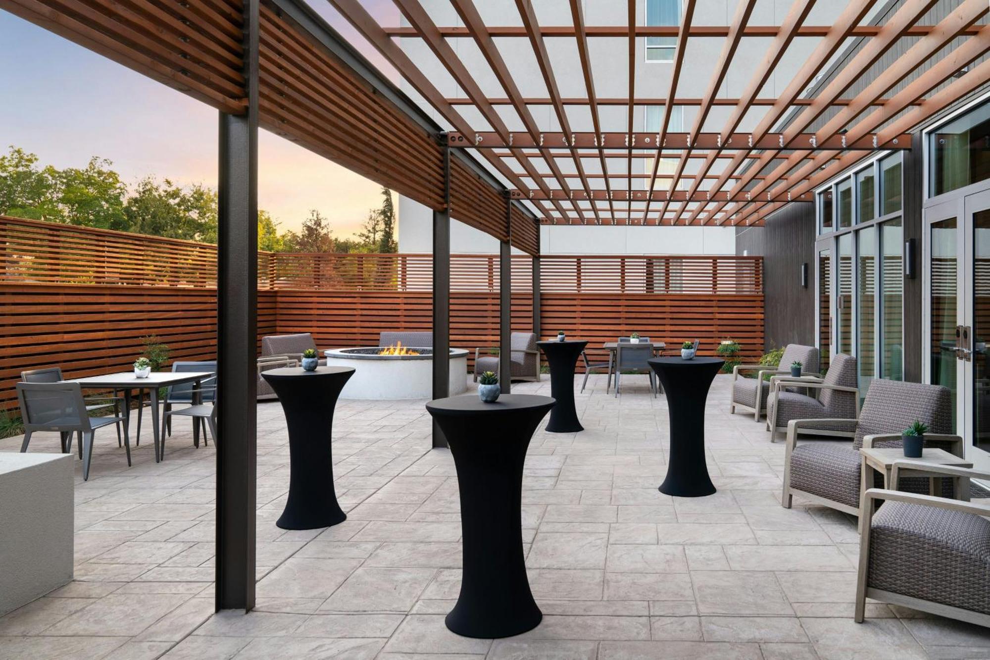 Courtyard By Marriott Fresno Clovis Hotel Buitenkant foto