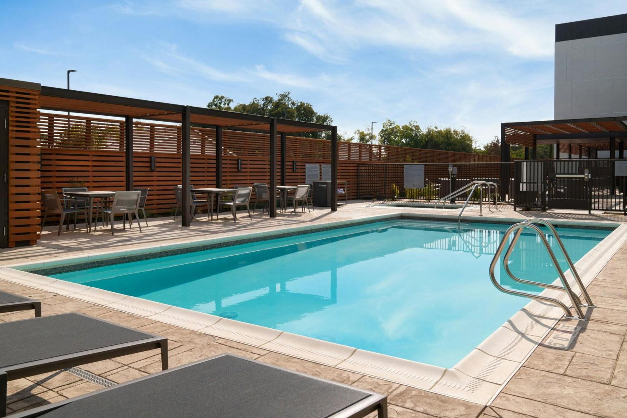 Courtyard By Marriott Fresno Clovis Hotel Buitenkant foto