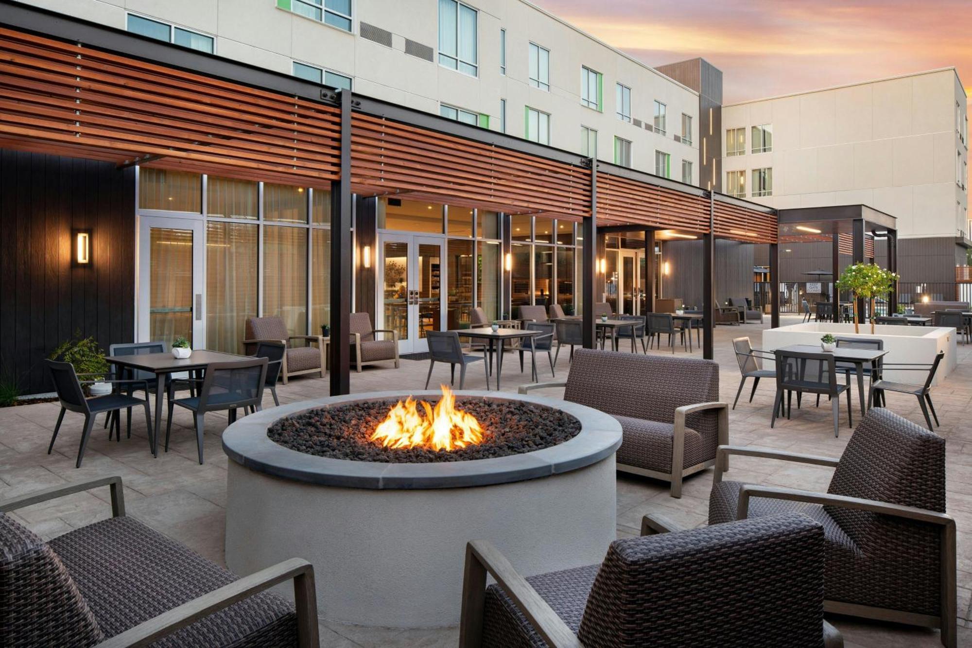 Courtyard By Marriott Fresno Clovis Hotel Buitenkant foto