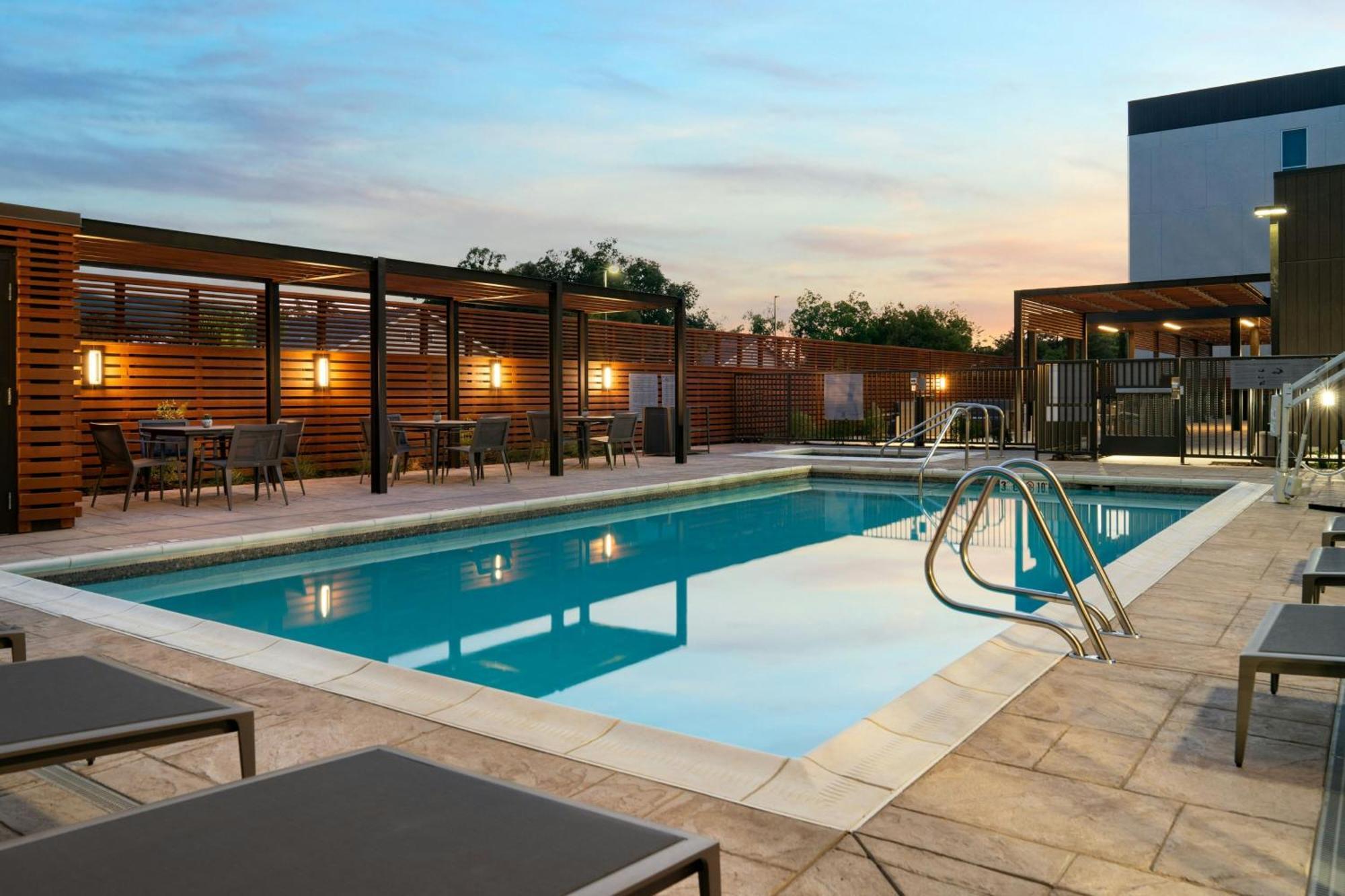 Courtyard By Marriott Fresno Clovis Hotel Buitenkant foto